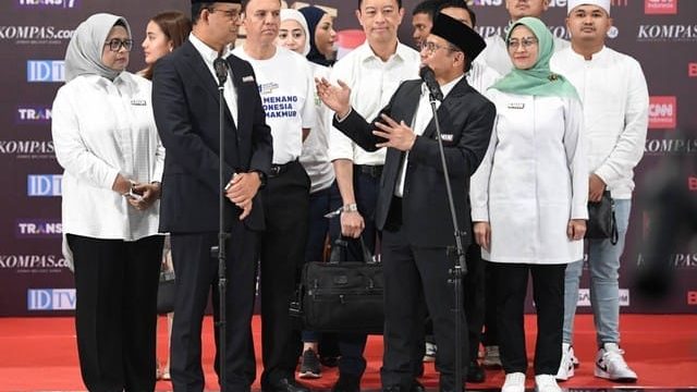 Calon presiden dan calon wakil presiden nomor urut 1, Anies Baswedan (kiri) dan Muhaimin Iskandar (kanan) memberikan keterangan pers usai debat calon wakil presiden Pemilu 2024 di JCC, Jakarta